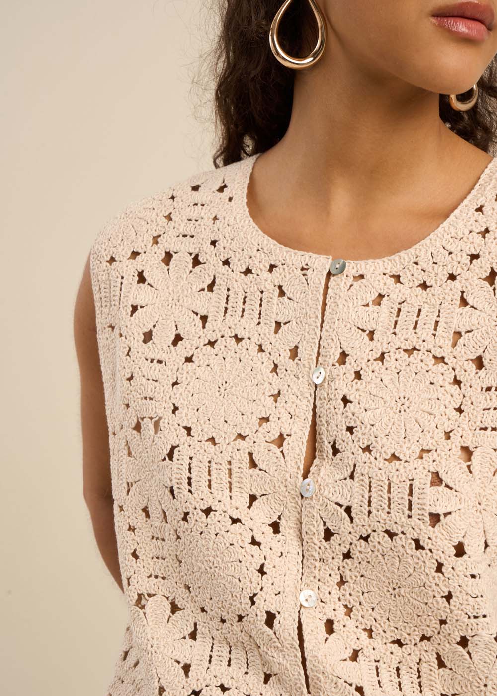 Top en maille et boutons nacrés - Image 4