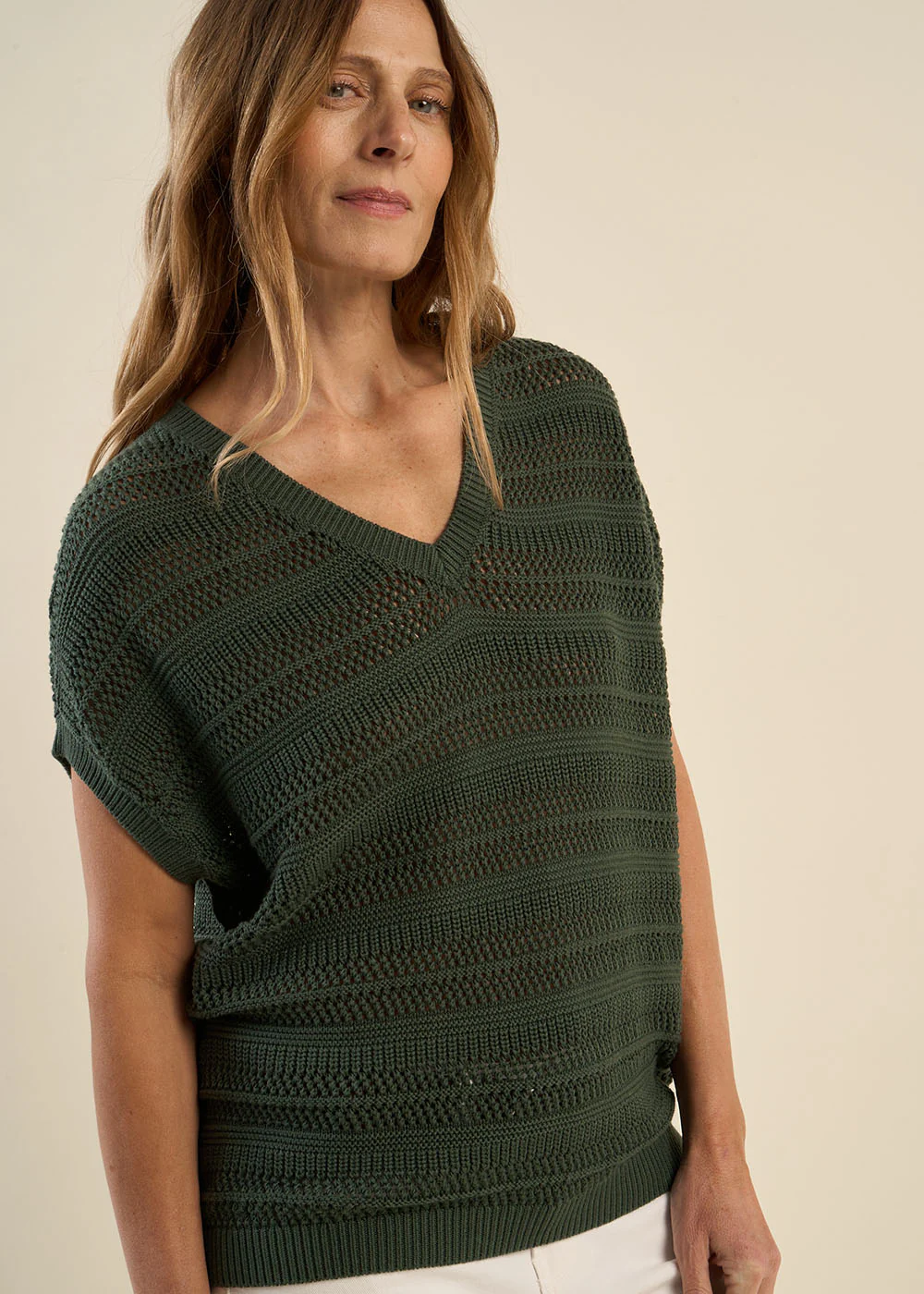 Pull léger en maille ajourée, manches courtes et col V - Image 2