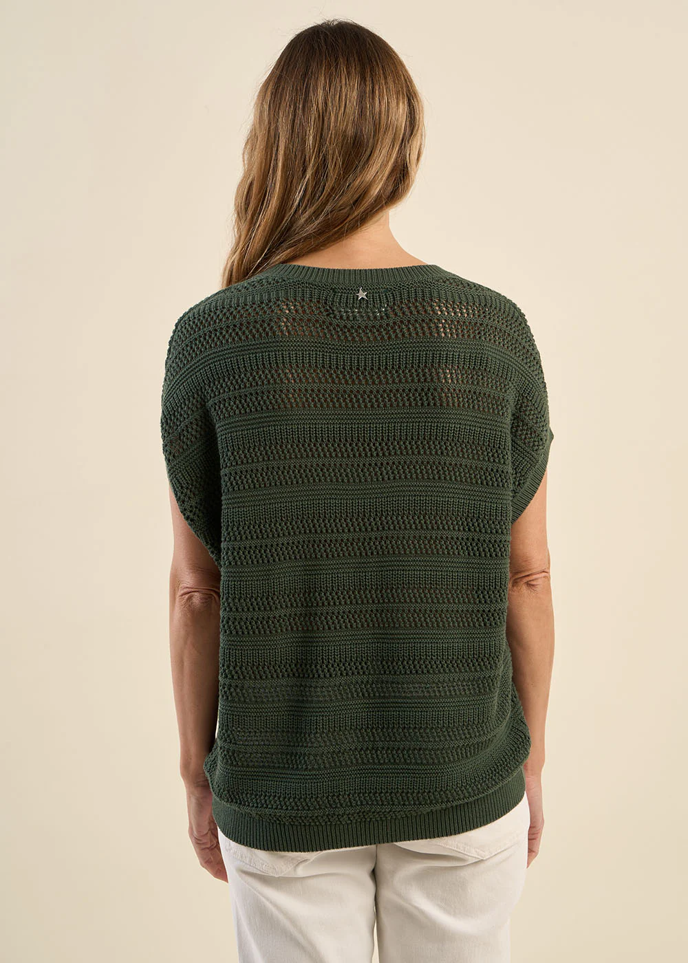 Pull léger en maille ajourée, manches courtes et col V - Image 3