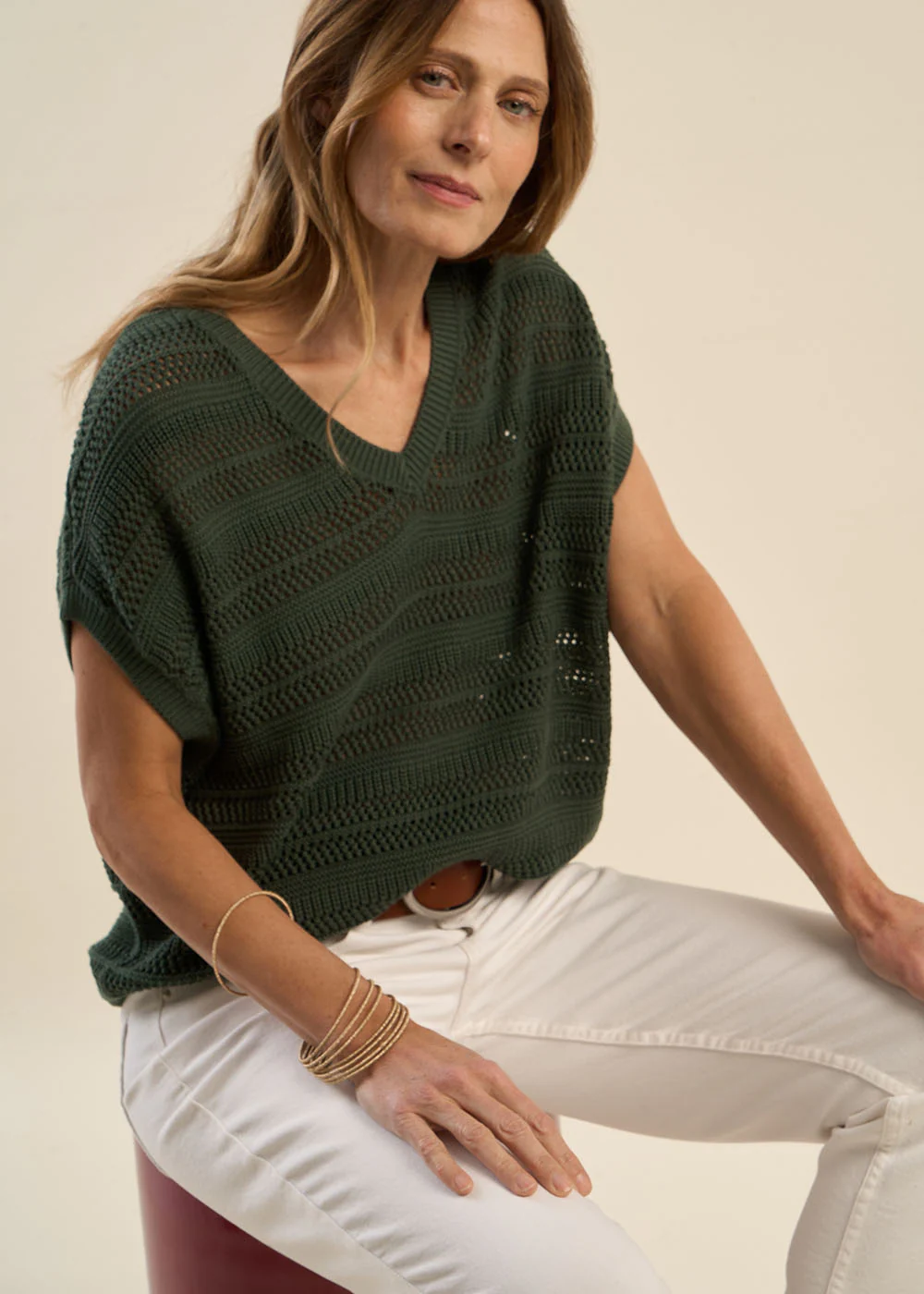 Pull léger en maille ajourée, manches courtes et col V - Image 4