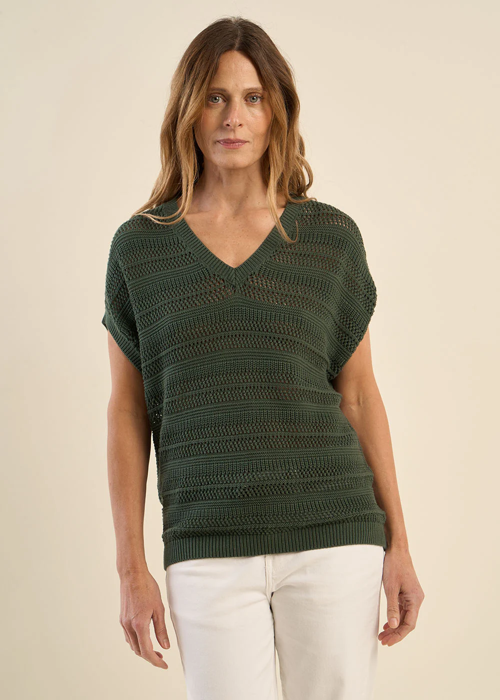 Pull léger en maille ajourée, manches courtes et col V - Image 5