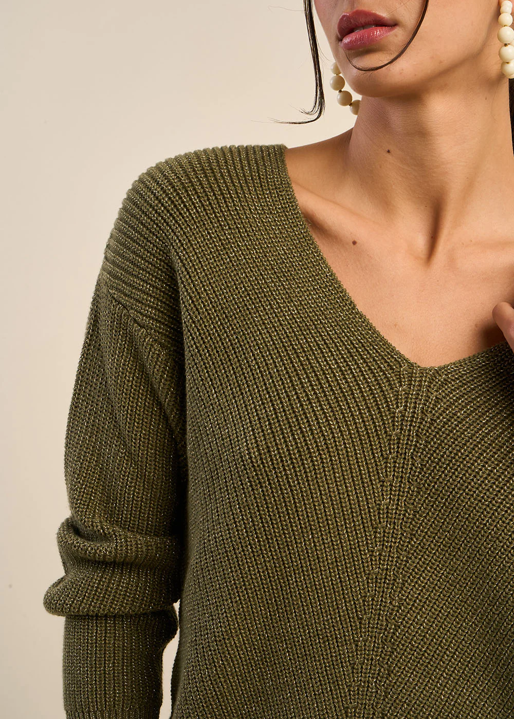 Pull ample à col V avec détails en lurex - Image 4