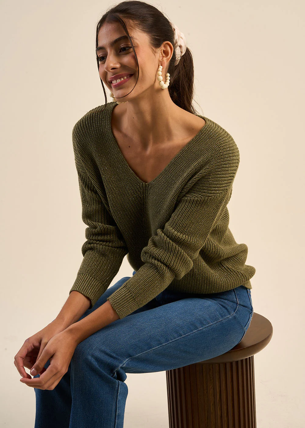 Pull ample à col V avec détails en lurex - Image 5