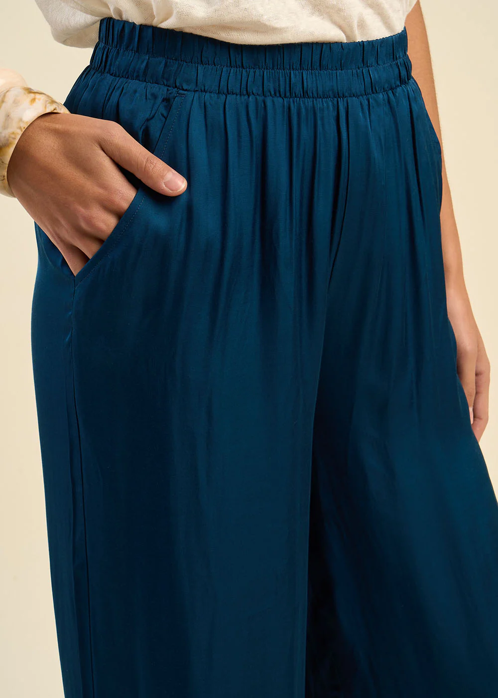 Pantalon large en satin - Image 2
