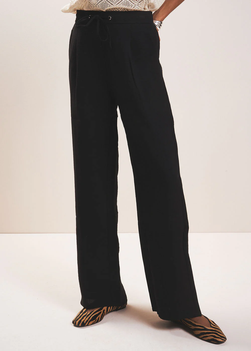 Pantalon fluide taille haute et jambe droite