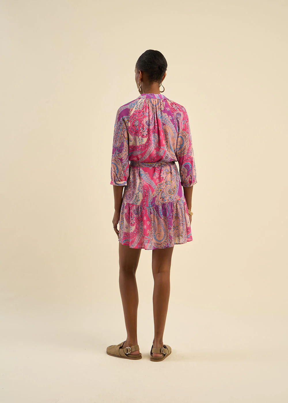 Robe courte ceinturée à motifs multicolores - Image 3