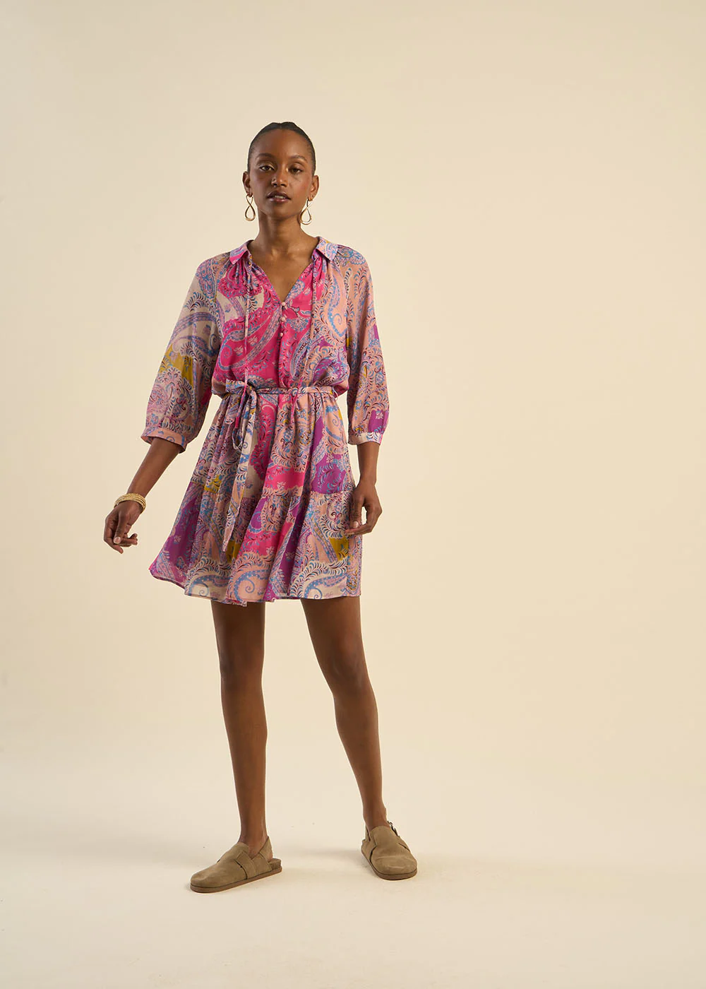 Robe courte ceinturée à motifs multicolores - Image 4