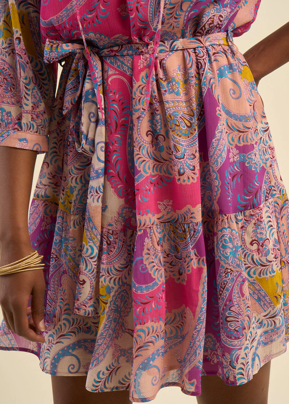 Robe courte ceinturée à motifs multicolores - Image 5