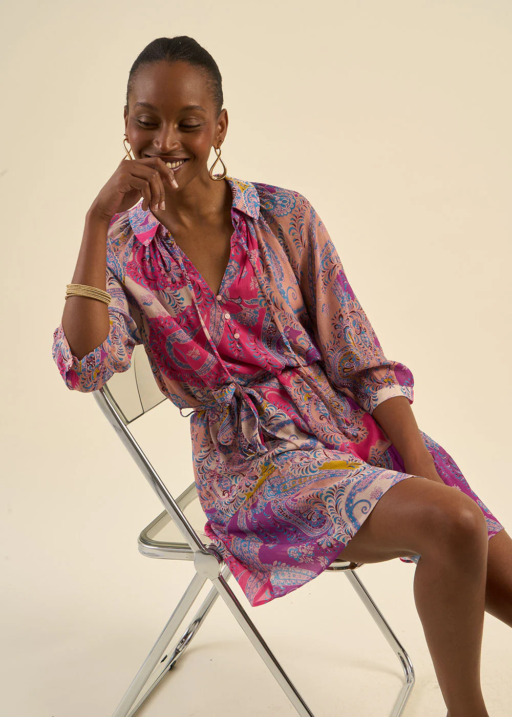 Robe courte ceinturée à motifs multicolores - Image 7