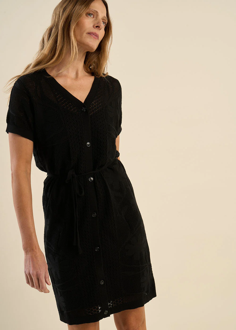 Robe courte en maille, boutonnée, ceinturée - Image 4