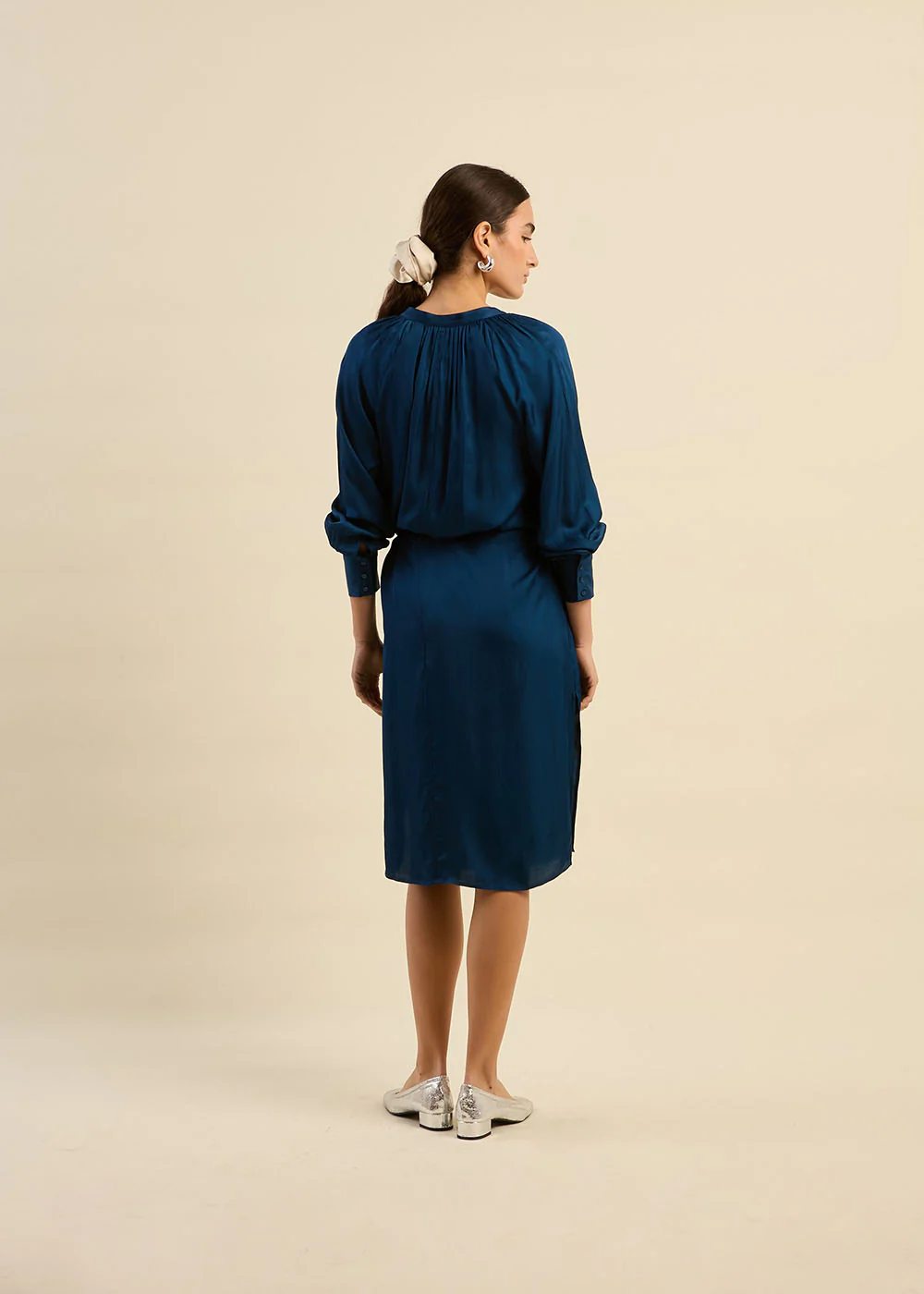 Robe chemise longue en satin - Image 3