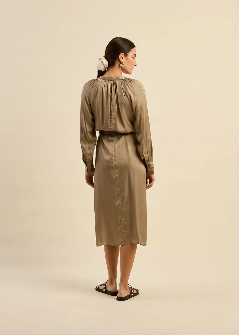 Robe chemise longue en satin - Image 3
