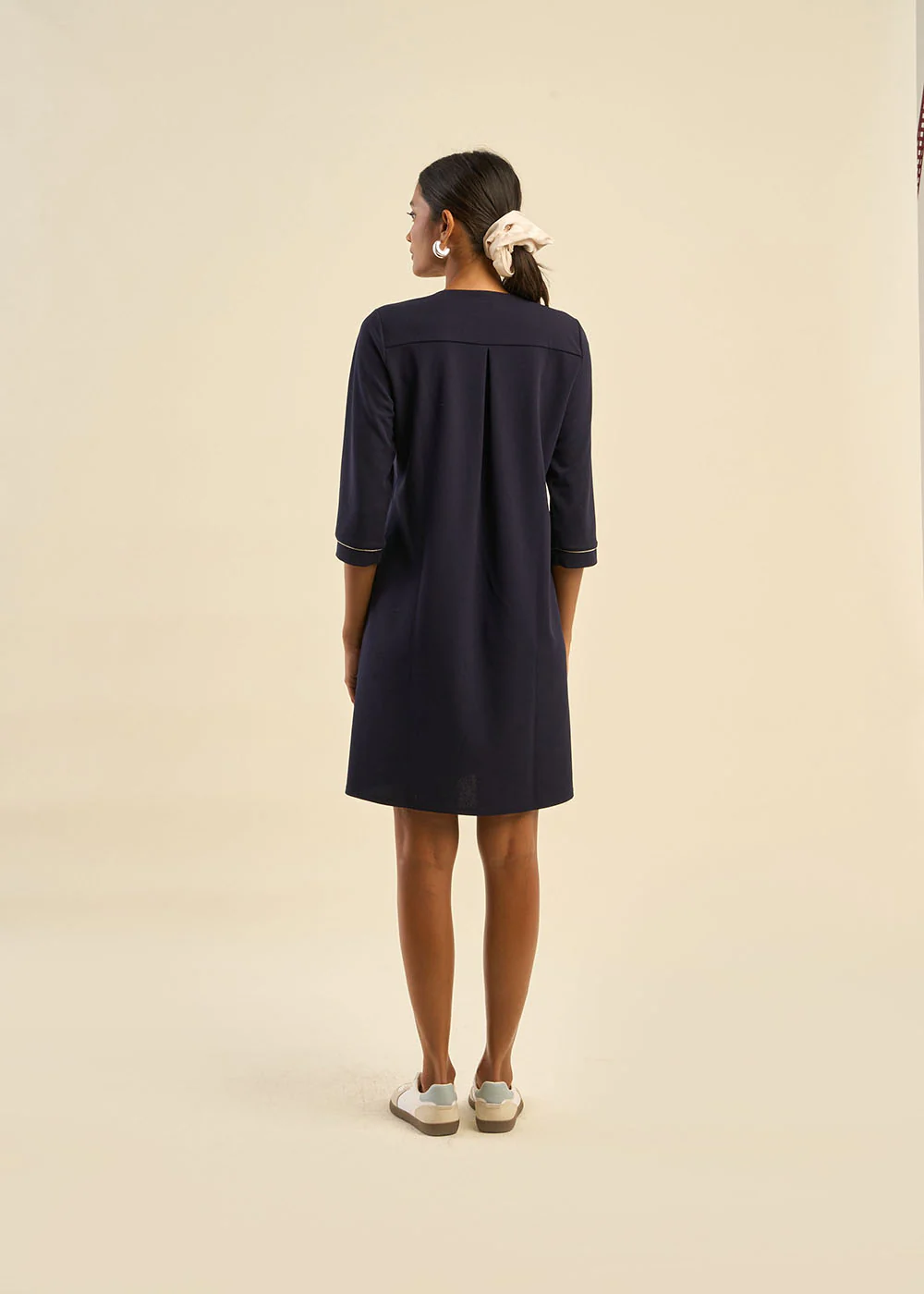 Robe courte col bijou - Image 3