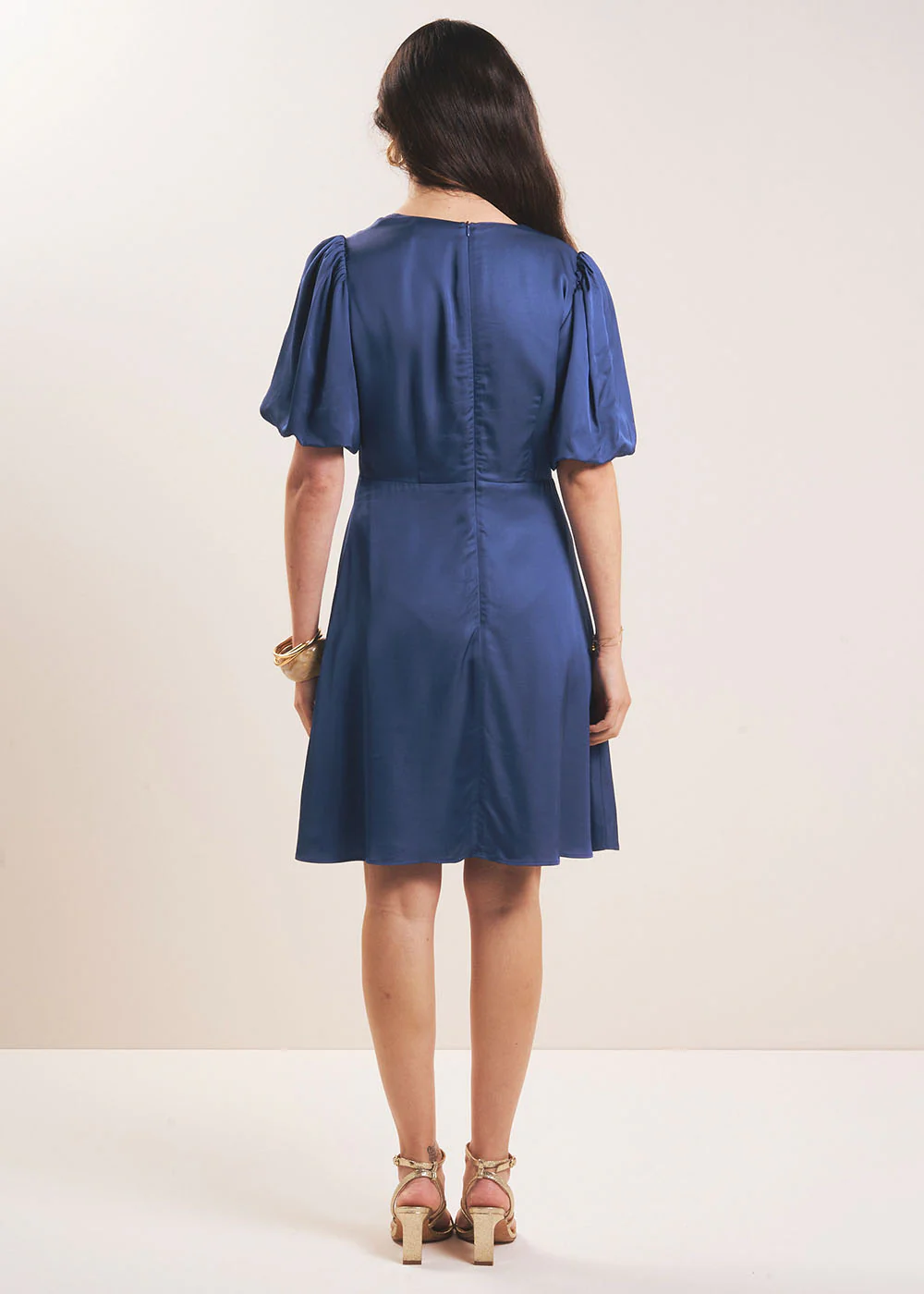 Robe courte satinée nouée - Image 3