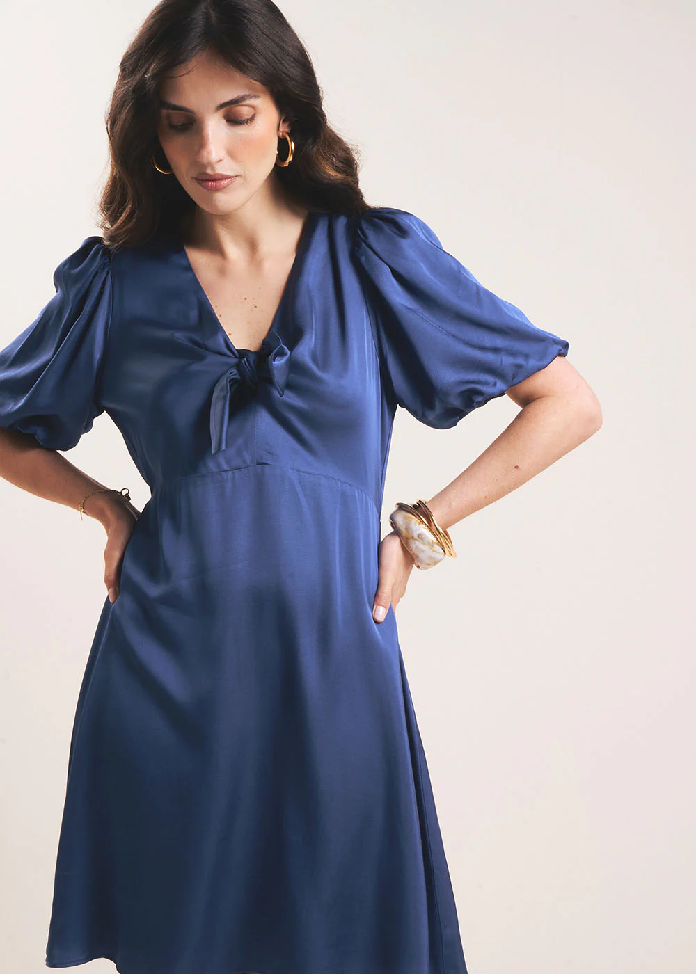 Robe courte satinée nouée - Image 4