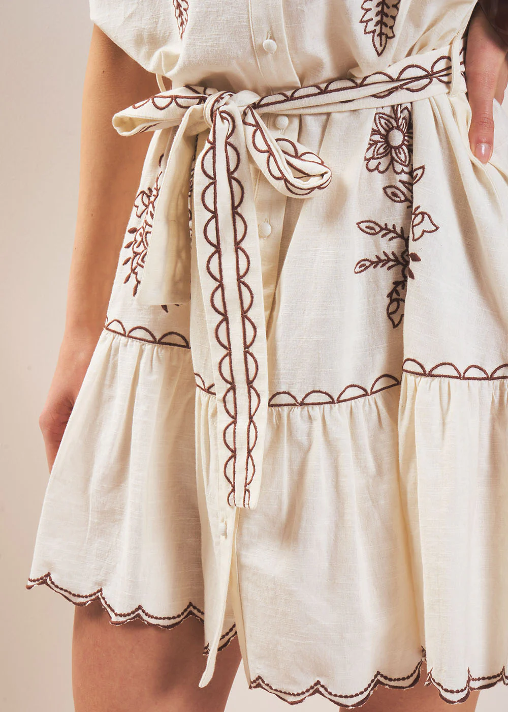 Robe courte brodée lin et coton - Image 4