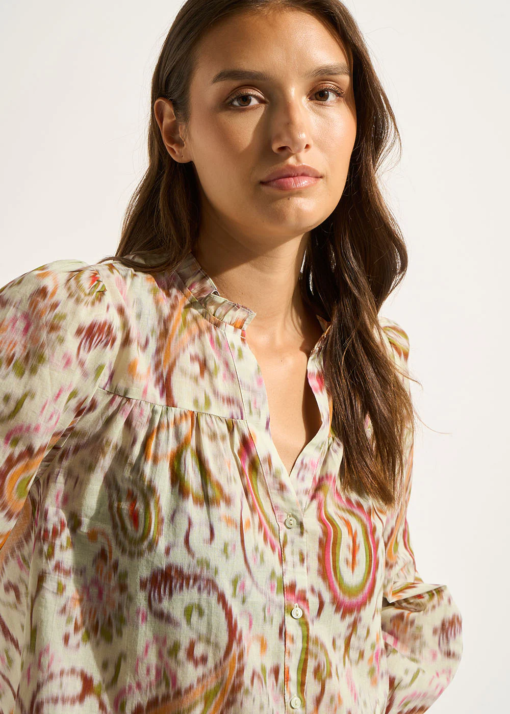Blouse imprimée en coton et décoletté en V - Image 5
