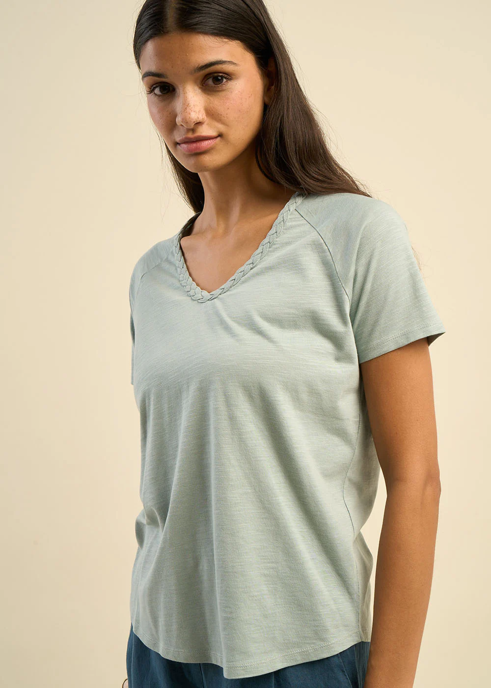 T-shirt à col V orné d'une tresse - Image 4