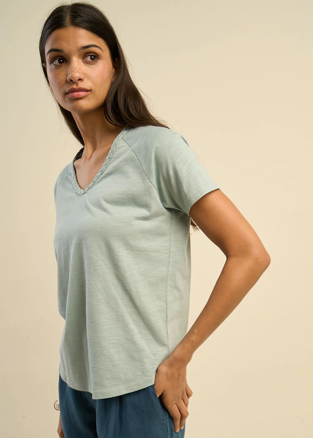 T-shirt à col V orné d'une tresse - Image 5
