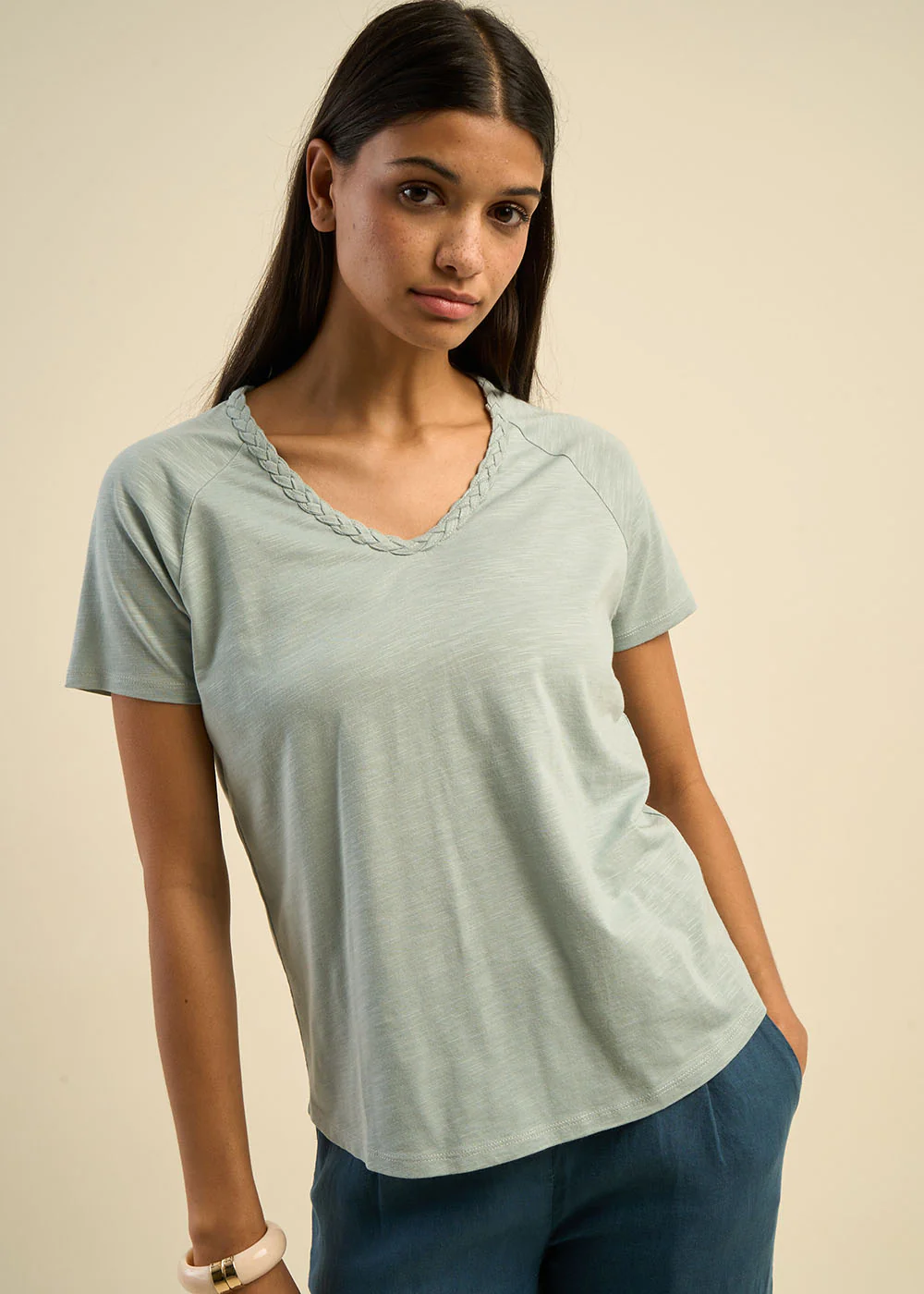 T-shirt à col V orné d'une tresse - Image 6